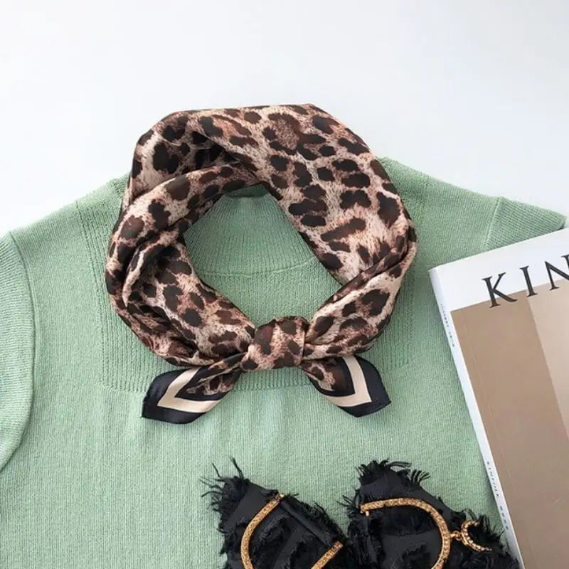 Foulard léopard.