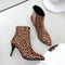 Bottines léopard à talons.