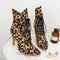 Bottines léopard à talons hauts.