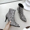 Bottines léopard blanches.