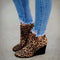 Bottines compensées léopard femme.