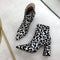 Bottines pointues à talons léopard.