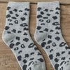 chaussettes courtes grises léopard.