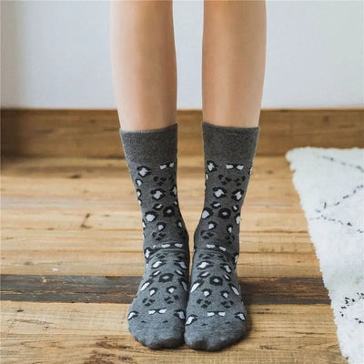 chaussettes grises léopard.
