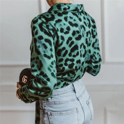 Chemisier vert élégant léopard.