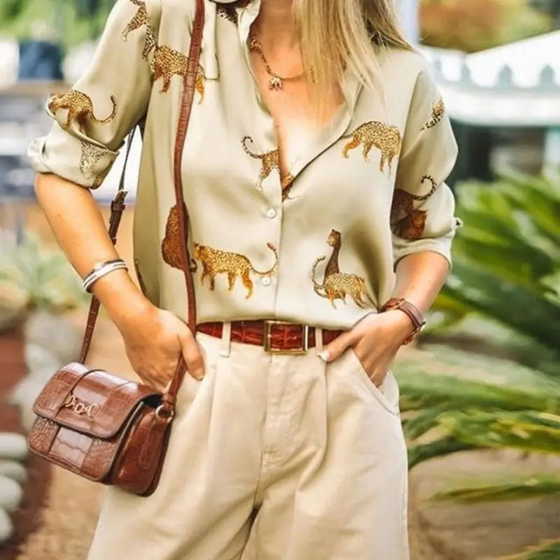 Chemisier léopard beige satiné.