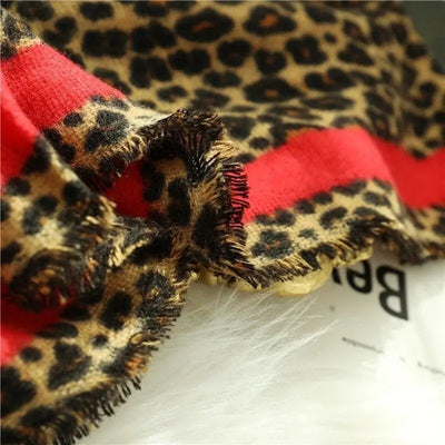 détails écharpe rouge et léopard.