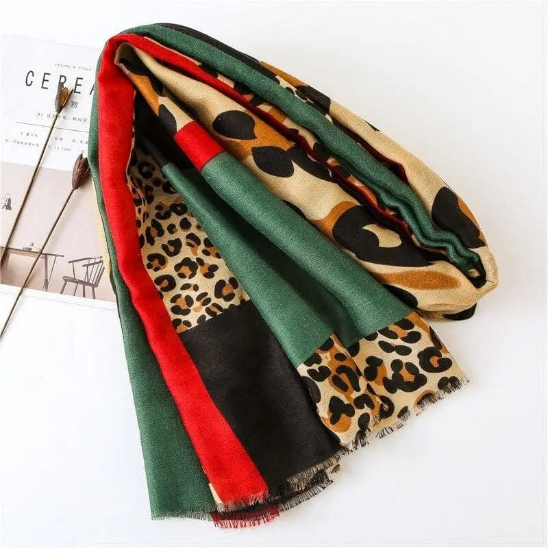 écharpe imprimée léopard verte et rouge.