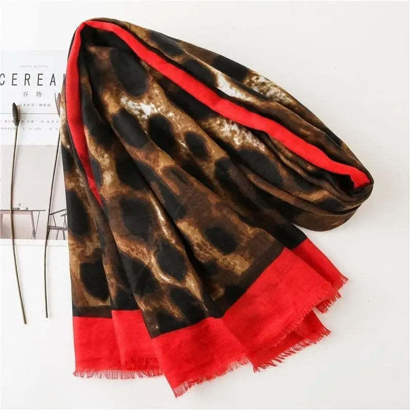 écharpe rouge et léopard.