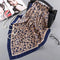 Foulard léopard classique bleu.