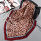 Foulard léopard classique bordeaux.