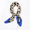 Foulard bleu léopard coloré.