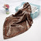 Foulard léopard marron.