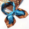 Foulard bleu léopard.