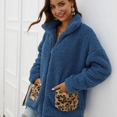 Manteau bleu à poches léopard.