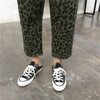 Pantalon kaki léopard et noir.