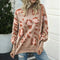 Pull beige léopard col roulé.