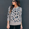 Pull gris et bleu léopard.