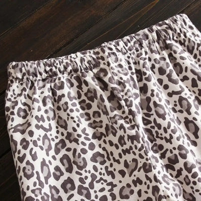 bas de pyjama gris léopard.