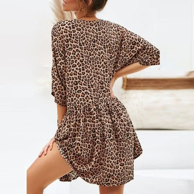Robe chemise léopard de dos.
