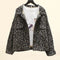 Veste en jean léopard.