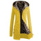 Veste léopard à capuche jaune.