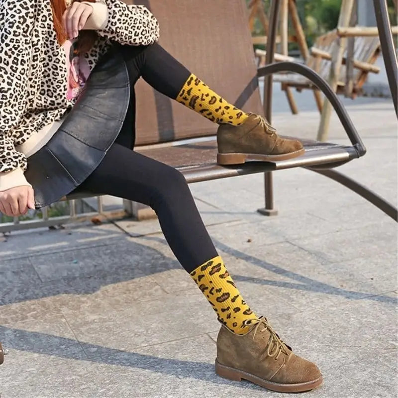 chaussettes léopard jaunes côtelées.