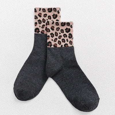 chaussettes imprimées léopard grises.
