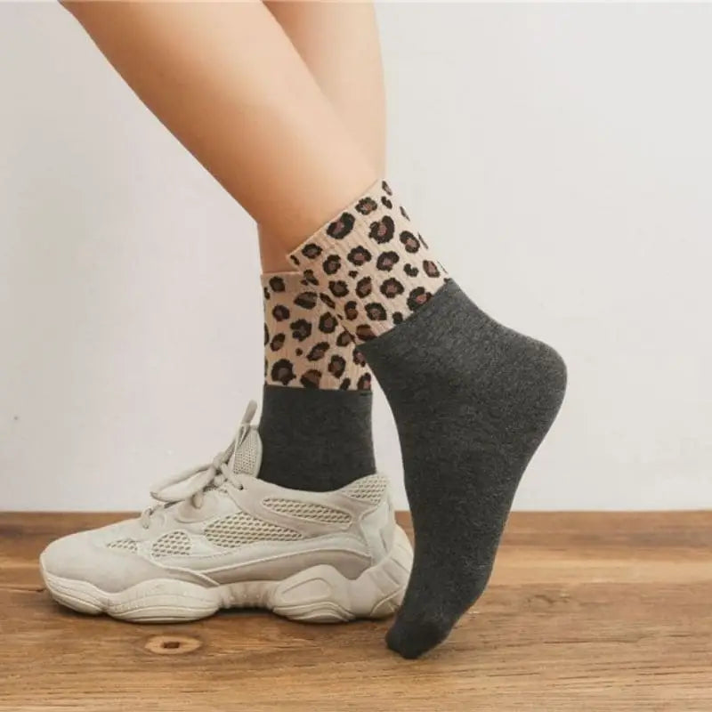 chaussettes léopard grises.