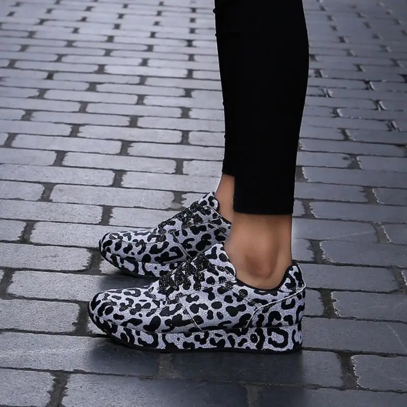 Chaussures léopard grises.
