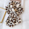 écharpe douce léopard blanche et marron.
