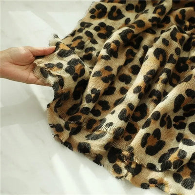 écharpe beige et noire léopard.