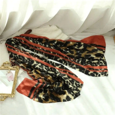 écharpe imprimée léopard et rouge.
