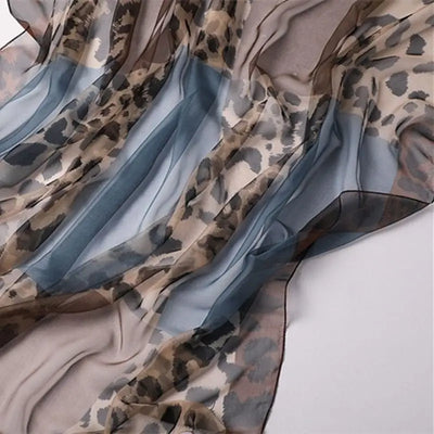 écharpe bleue léopard fluide pour femme.