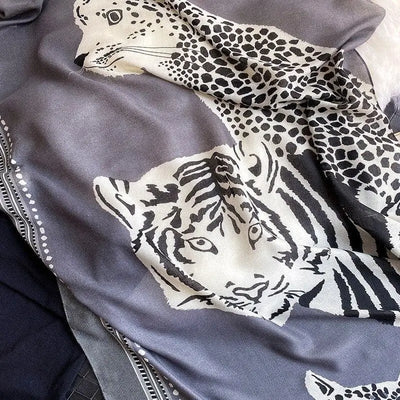 écharpe léopard sauvage grise femme.