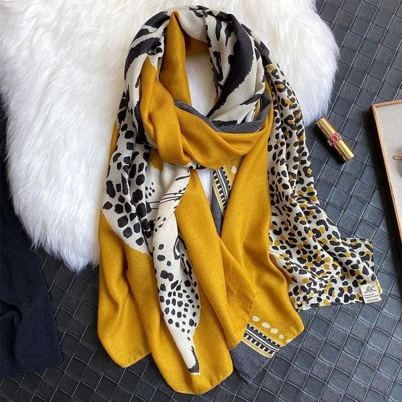 écharpe léopard jaune.