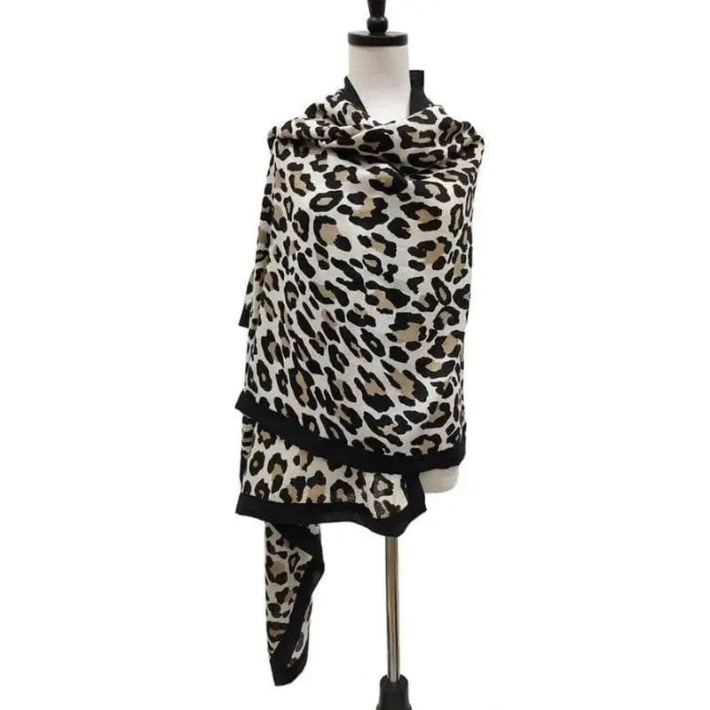 écharpe motif léopard blanche.