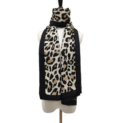 écharpe blanche motif léopard.