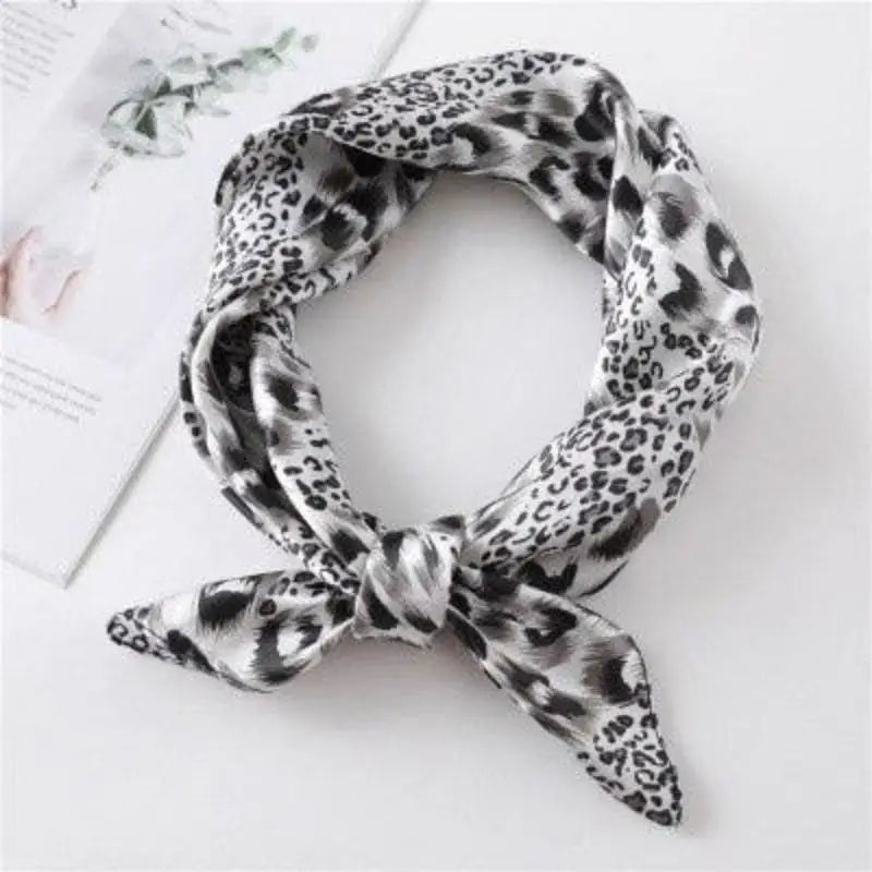Foulard femme léopard blanc.