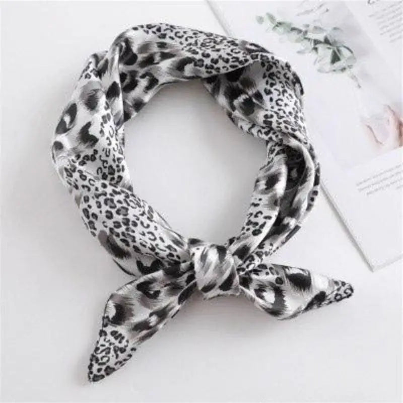 Foulard blanc léopard mignon.