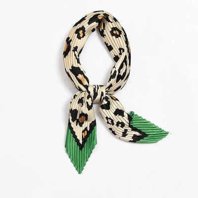 Foulard vert léopard.