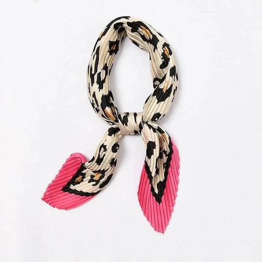 Foulard coloré rose.