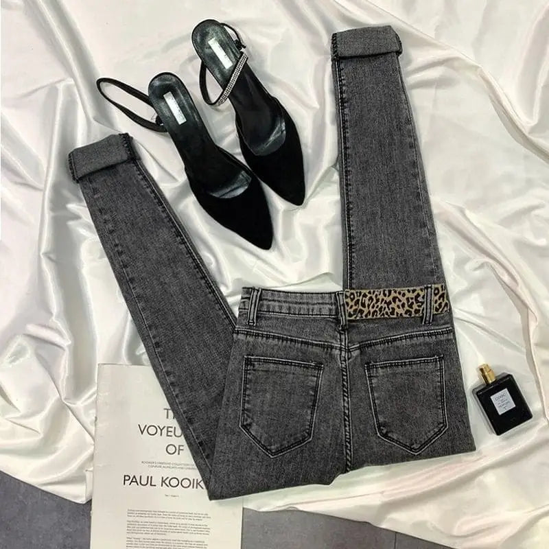 Jean ceinture léopard gris.