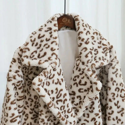 Manteau blanc léopard fausse fourrure.