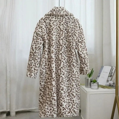 Dos manteau blanc fausse fourrure léopard.