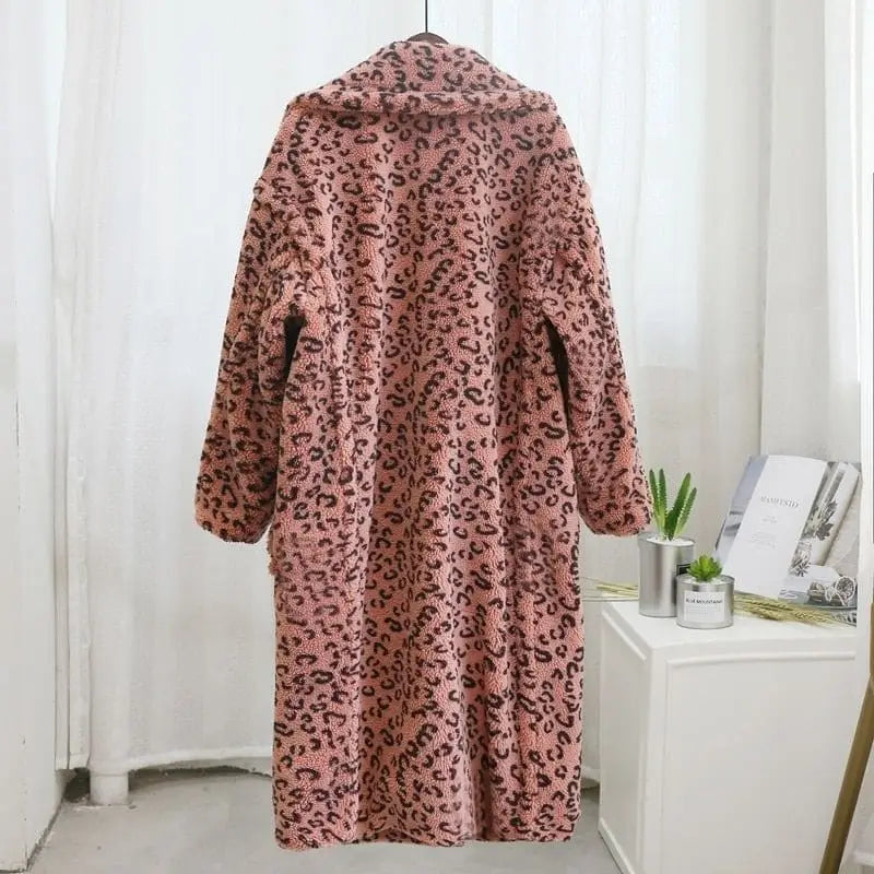 Manteau léopard fausse fourrure rose.