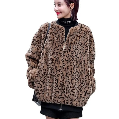 Manteau en fausse fourrure imprimé léopard.