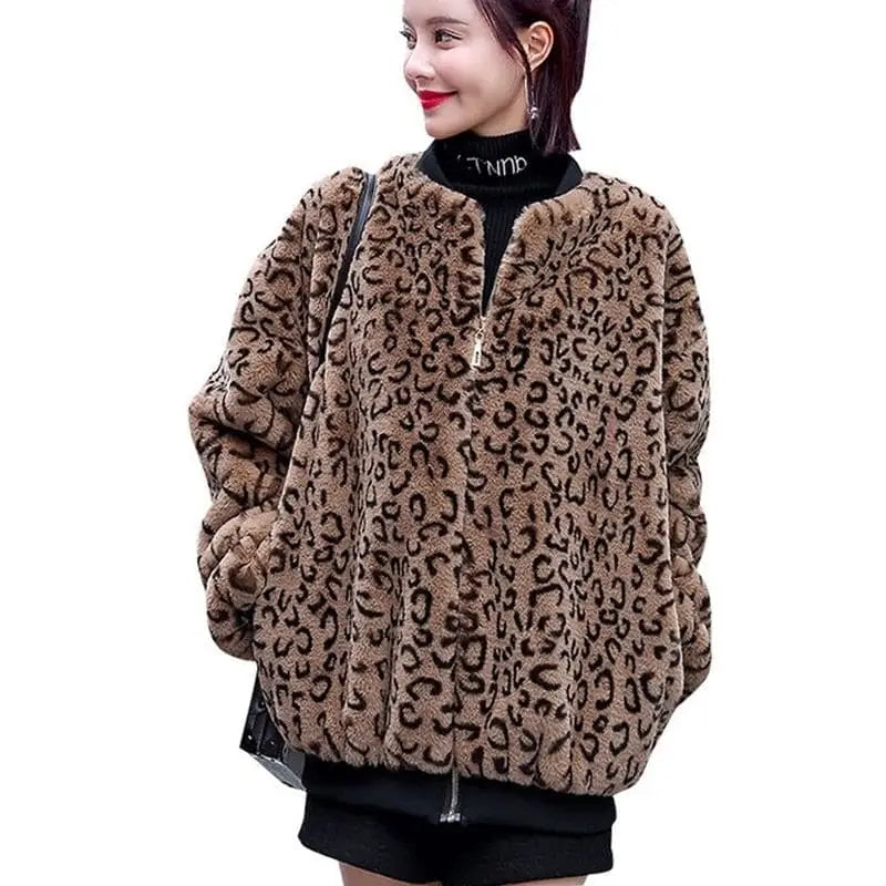 Manteau imprimé léopard en fausse fourrure.