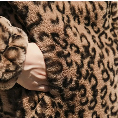 Détails marron léopard.