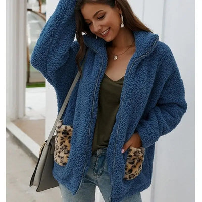 Manteau léopard bleu à poches.